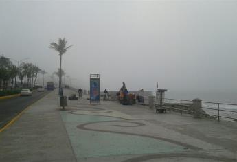 Densa neblina cubre zona turística de Mazatlán