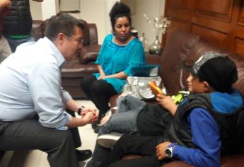 Alcalde se reúne con niño deportado de Estados Unidos