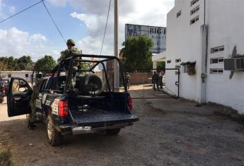 Persiguen militares a delincuente en calles de La Lima