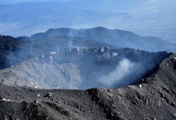Sobrevuelo muestra que domo del Volcán de Colima está casi destruido