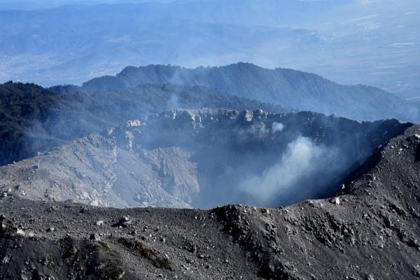 Sobrevuelo muestra que domo del Volcán de Colima está casi destruido