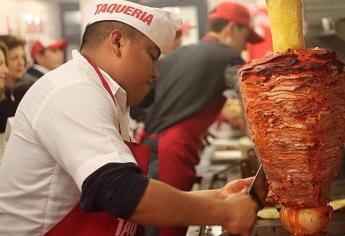 Para hacer buenos tacos al pastor se requieren habilidades de karateca