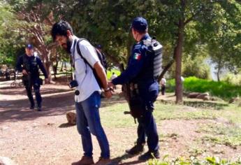 Policías arrestan a fotoperiodista mientras hacía su trabajo