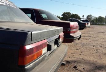 En casa de herrero, cuchillo de palo, autos de policías sin placas