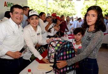 Apoyan a niños de la Ferrocarrilera con actas de nacimiento y becas