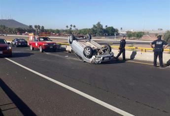 Mujer vuelca al subir el puente de El Trébol