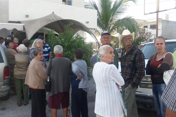 Denuncian mala organización en pago de 65 y Más