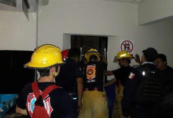 Rescatan a 8 personas atrapadas en elevador