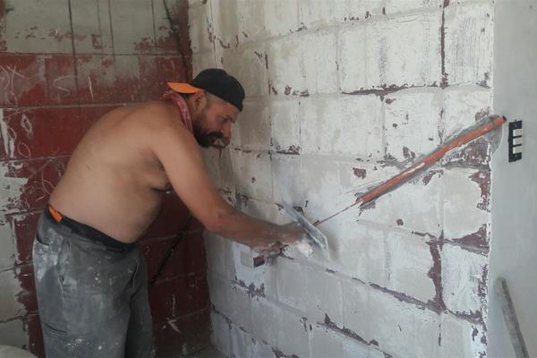 Trabajando, es como albañiles celebran su día