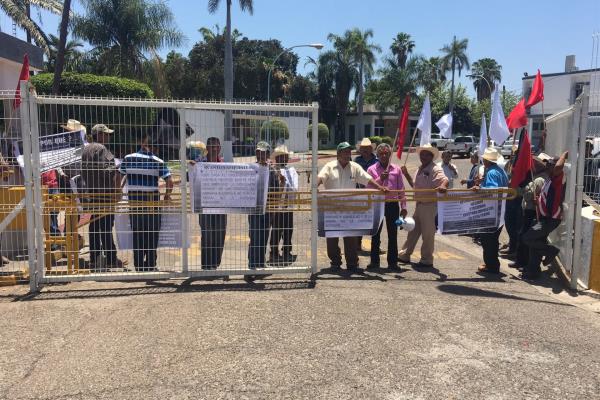 Se manifiestan pobladores Tres Garantías en Conagua