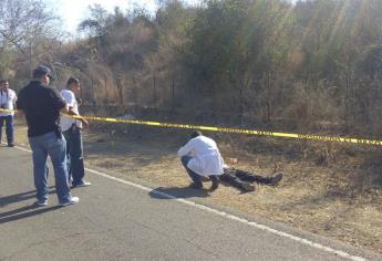 Tiran cadáver a un costado de la carretera a Imala