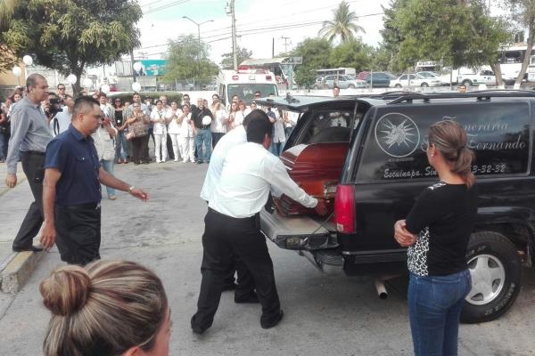 Dan el último adiós al doctor Camacho en el ISSSTE