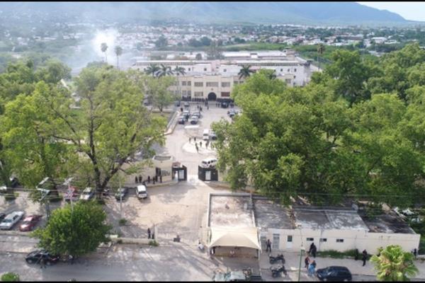 Mueren dos policías durante motín en penal de Victoria; otro está herido