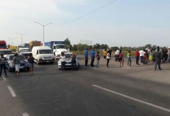 Madres de familia bloquean la México 15 en Gabriel Leyva