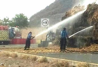 Se incendia tráiler cargado con pastura en Elota