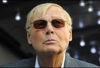 Adam West tenía logo de Batman en la muela