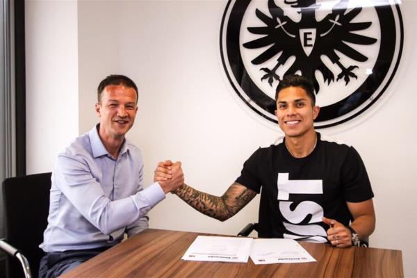 Carlos Salcedo firma con el Eintracht Frankfurt