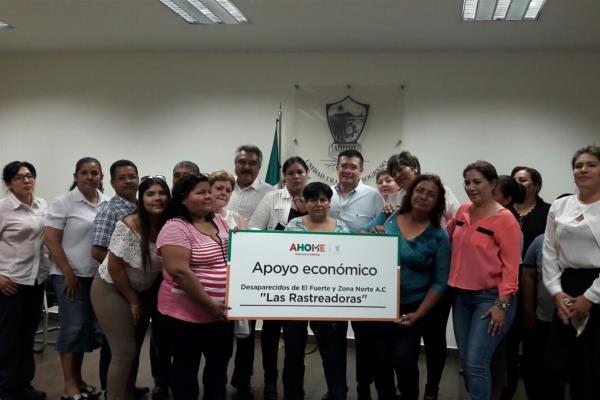 Entregan apoyo económico a Las Rastreadoras