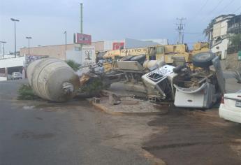Vuelca camión revolvedor  de concreto en Colinas de San Miguel