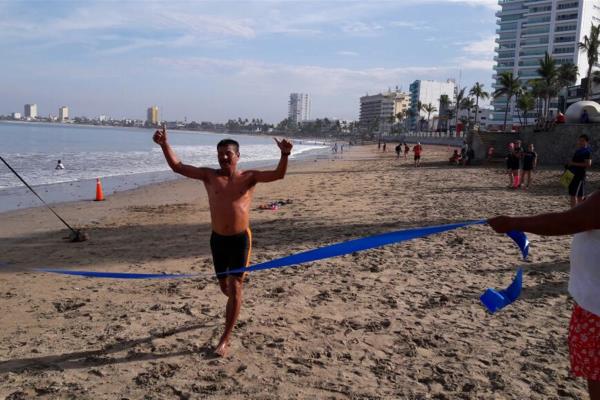 Festejan policías su día con un Acuatlón