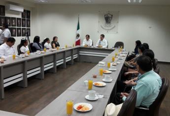 Recibe Alcalde de Ahome a alumnos de excelencia