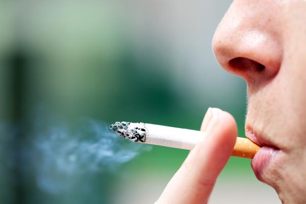 Dejar de fumar y evitar consumo de alcohol previene cáncer oral