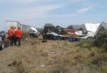 Ocho heridos deja choque entre tráiler y autobús de pasajeros