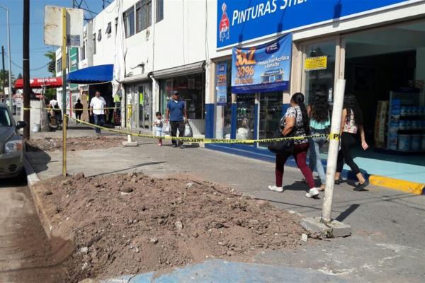 Inicia la demolición de las banquetas en el Centro de Los Mochis