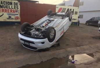 Bloquean y vuelcan nueva unidad de taxi CROC