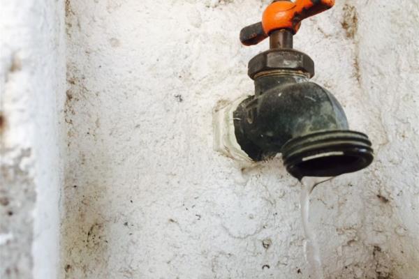Llevan más de 10 días sin agua en el Campo Esperanza
