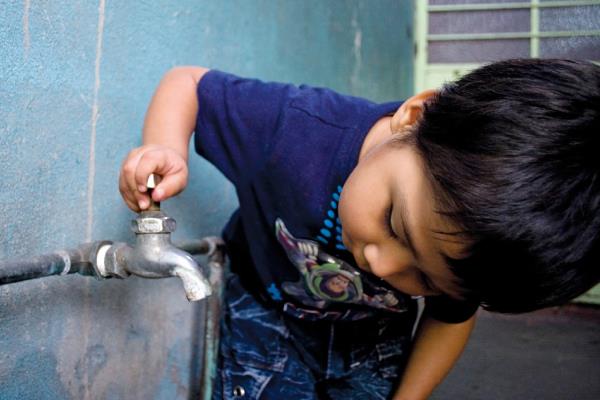 Se mueren de sed en Plan de Guadalupe por baja presión en el agua