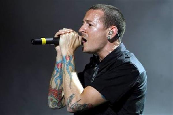 En funeral privado, despiden a Bennington