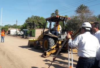 Dan banderazo a construcción de calle en Compuertas