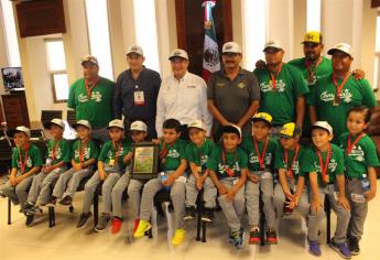 Reconocen a peloteritos que ganaron campeonato nacional
