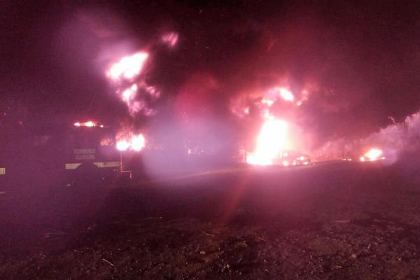 Luchan 12 horas para apagar el fuego de toma clandestina