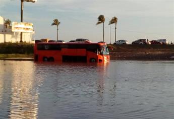 Queda varado camión chárter de turismo en Mazatlán