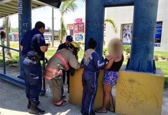 La rescatan al querer lanzarse de puente peatonal