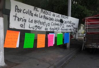 Con manta, frutero exige regresar a la banqueta del Cobaes 02