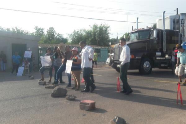 Bloquean carretera Los Mochis-San Blas en Taxtes; exigen subestación