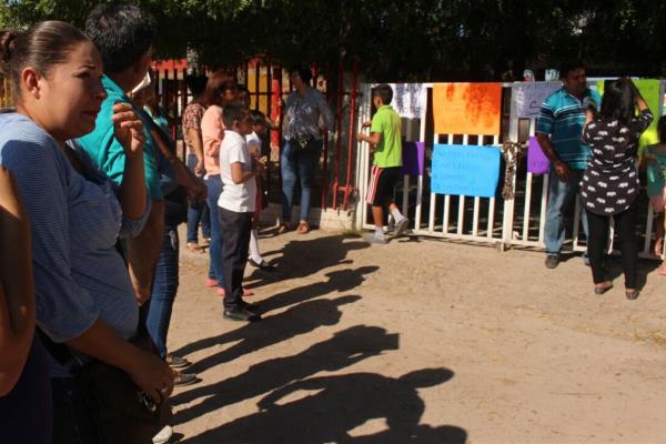 Padres de familia toman primaria de San Blas; exigen subestación