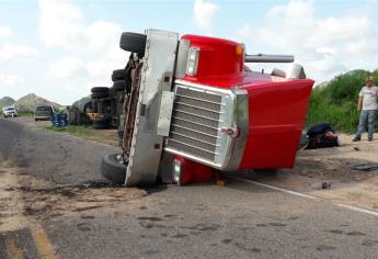 Vuelca tráiler cargado de mangos