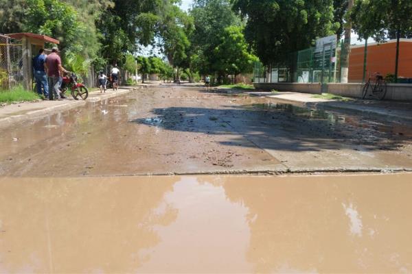 Obras provocan que entrada de kínder y primaria se inunde en Zapotillo