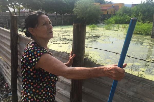 Viven junto a fosa de agua sucia en Culiacán