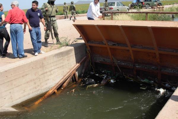 Flota cadáver dentro de canal de riego en Costa Rica