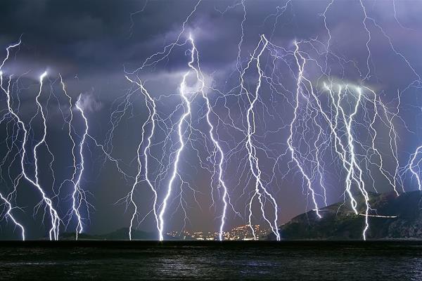 La cama, lugar más seguro para resguardarse de tormenta eléctrica