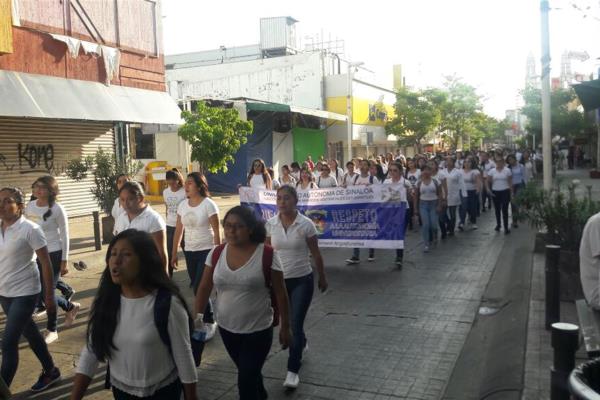 Marchan jóvenes de la UAS por la matanza de Tlatelolco
