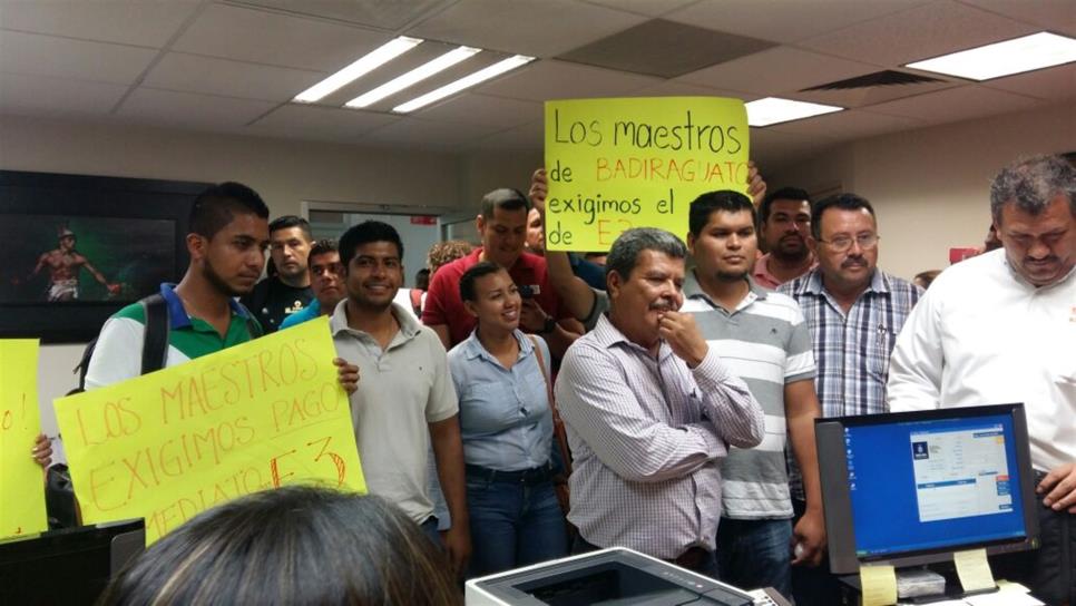 Maestros de la sierra se manifiestan en la SEPyC