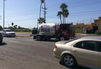 Pipa de gas choca y ocasiona carambola en Los Mochis