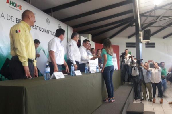 Anuncia alcalde 6 millones de pesos en becas para el 2018