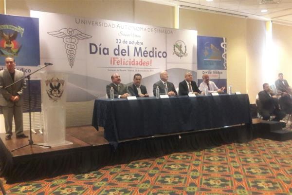 Festeja la UAS a los médicos